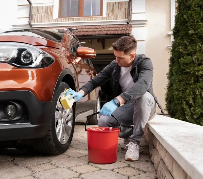 Lavage auto à domicile Saint-Romain-la-Virvée : professionnel intervenant sur un véhicule